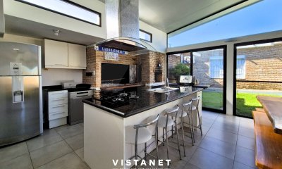 Casa En Venta, 8 Dormitorios En Parque Del Plata Sur