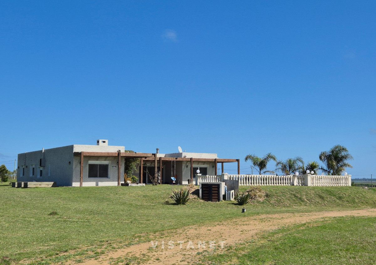 Chacra ID.204/Venta-de-Chacra,-4-dormitorios-con-piscina-y-lago-en-barrio-privado-Atlantida - Venta de Chacra, 4 dormitorios con piscina y lago en barrio privado Atlantida