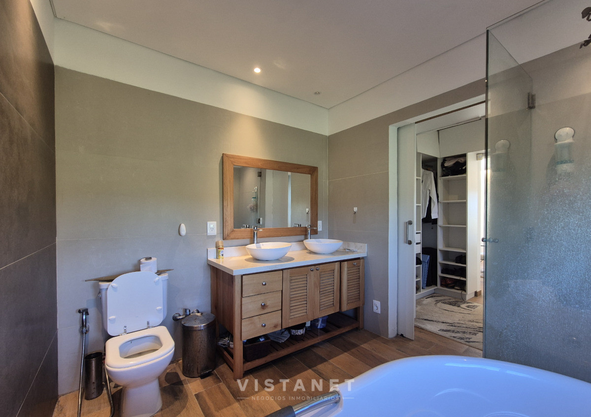 Chacra ID.204/Venta-de-Chacra,-4-dormitorios-con-piscina-y-lago-en-barrio-privado-Atlantida - Venta de Chacra, 4 dormitorios con piscina y lago en barrio privado Atlantida