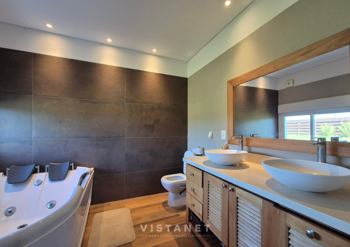 Chacra ID.204/Venta-de-Chacra,-4-dormitorios-con-piscina-y-lago-en-barrio-privado-Atlantida - Venta de Chacra, 4 dormitorios con piscina y lago en barrio privado Atlantida