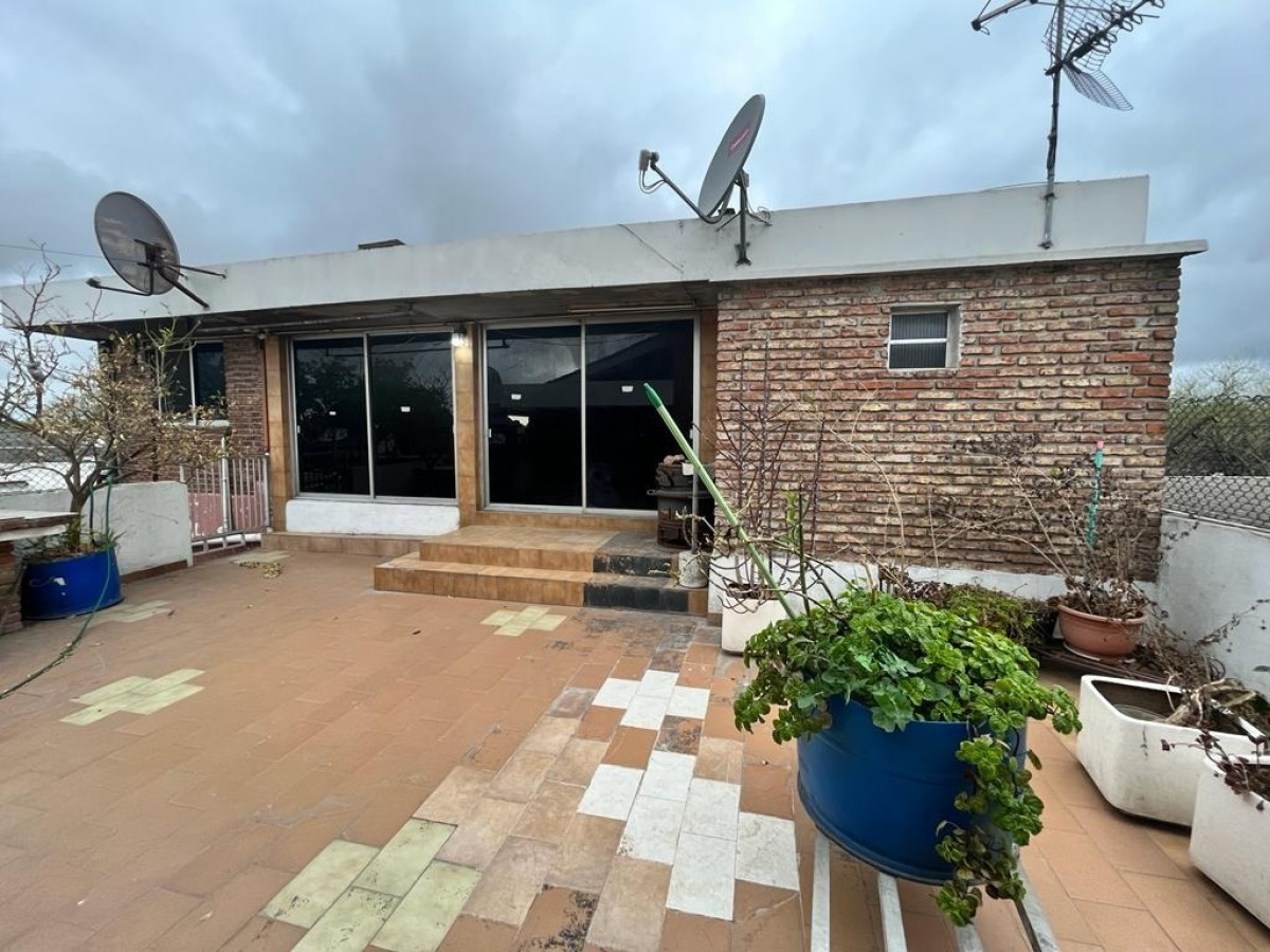 Local Comercial ID.78/Locales-Comerciales- -Apartamento-A-La-Venta-En-Piedras-Blancas - Locales Comerciales + Apartamento A La Venta En Piedras Blancas