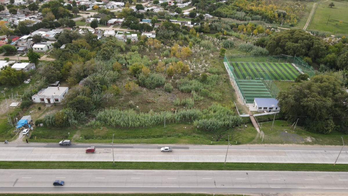 Terreno ID.79/Terreno-Grande-En-Venta-Sobre-Ruta-8-Inversión-O-Local-Comercial-Barros-Blancos - Terreno Grande En Venta Sobre Ruta 8 Inversión O Local Comercial Barros Blancos