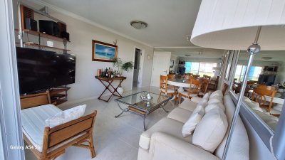 Apartamento de 3 dormitorios en venta en el Coral Tower