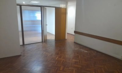 Oficina en 18 de Julio con 2 Garajes