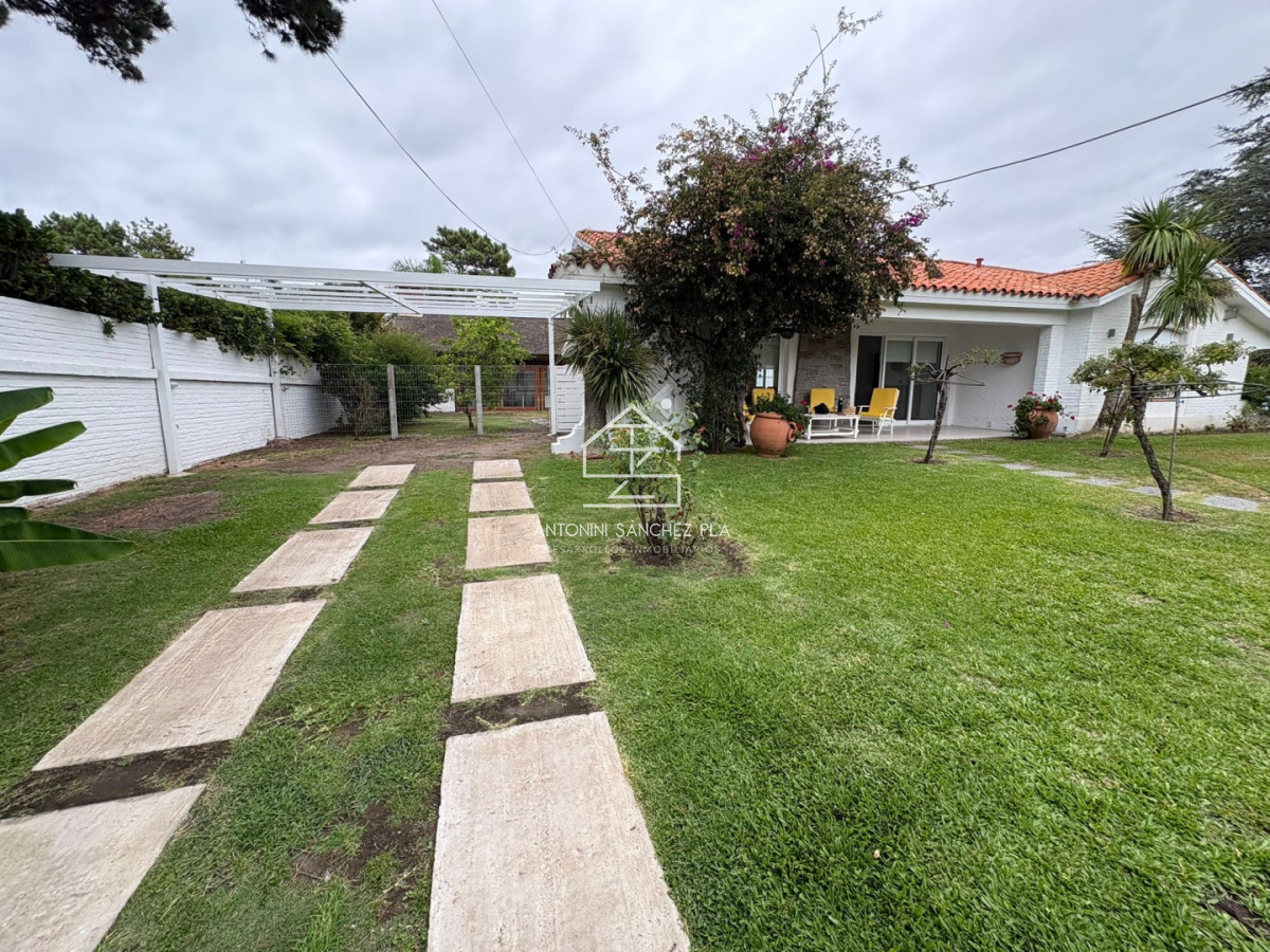 Casa ID.3970 - Alquiler anual casa de 3 dormitorios en Mansa, Punta del Este