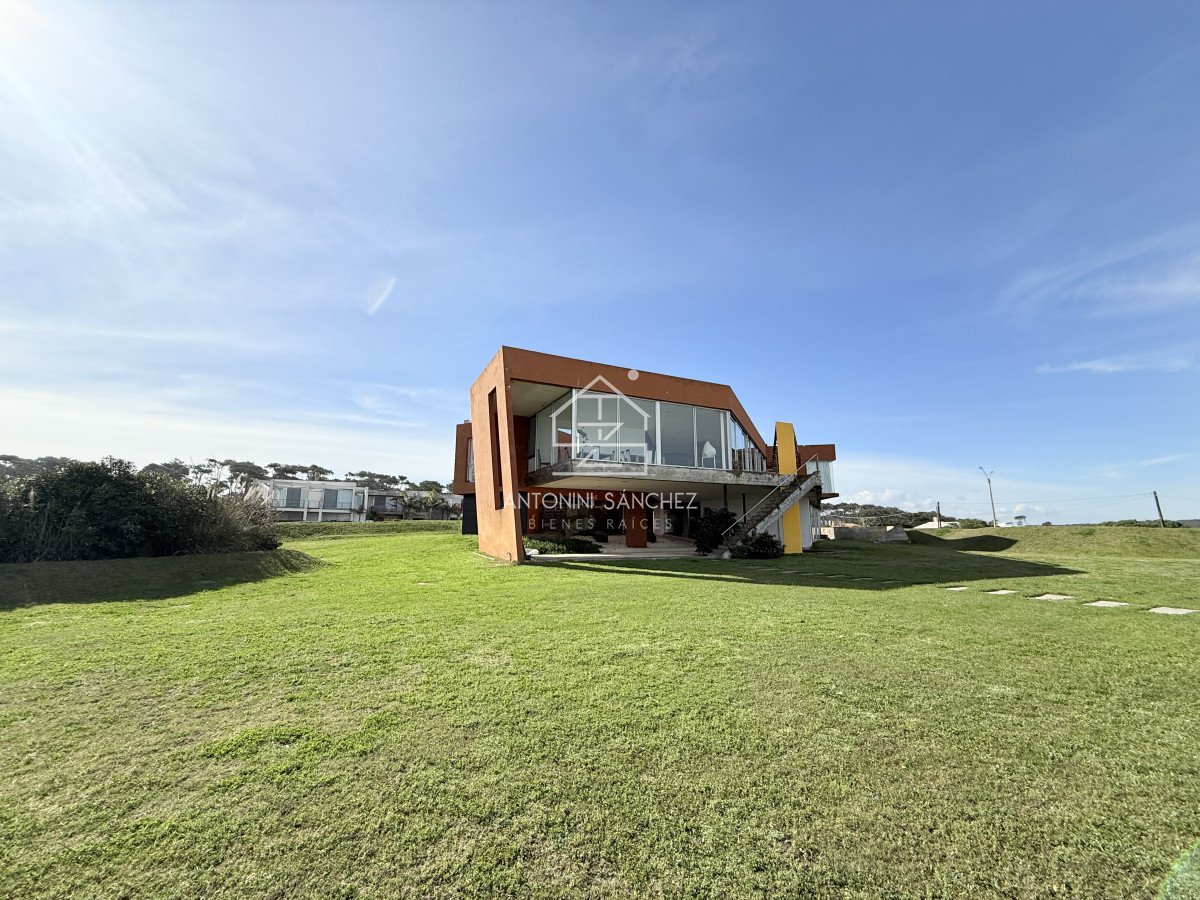 Casa ID.2808 - Venta importante casa en la barra