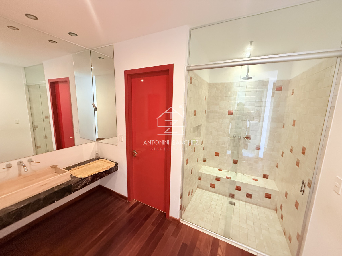 Casa ID.2808 - Venta importante casa en la barra
