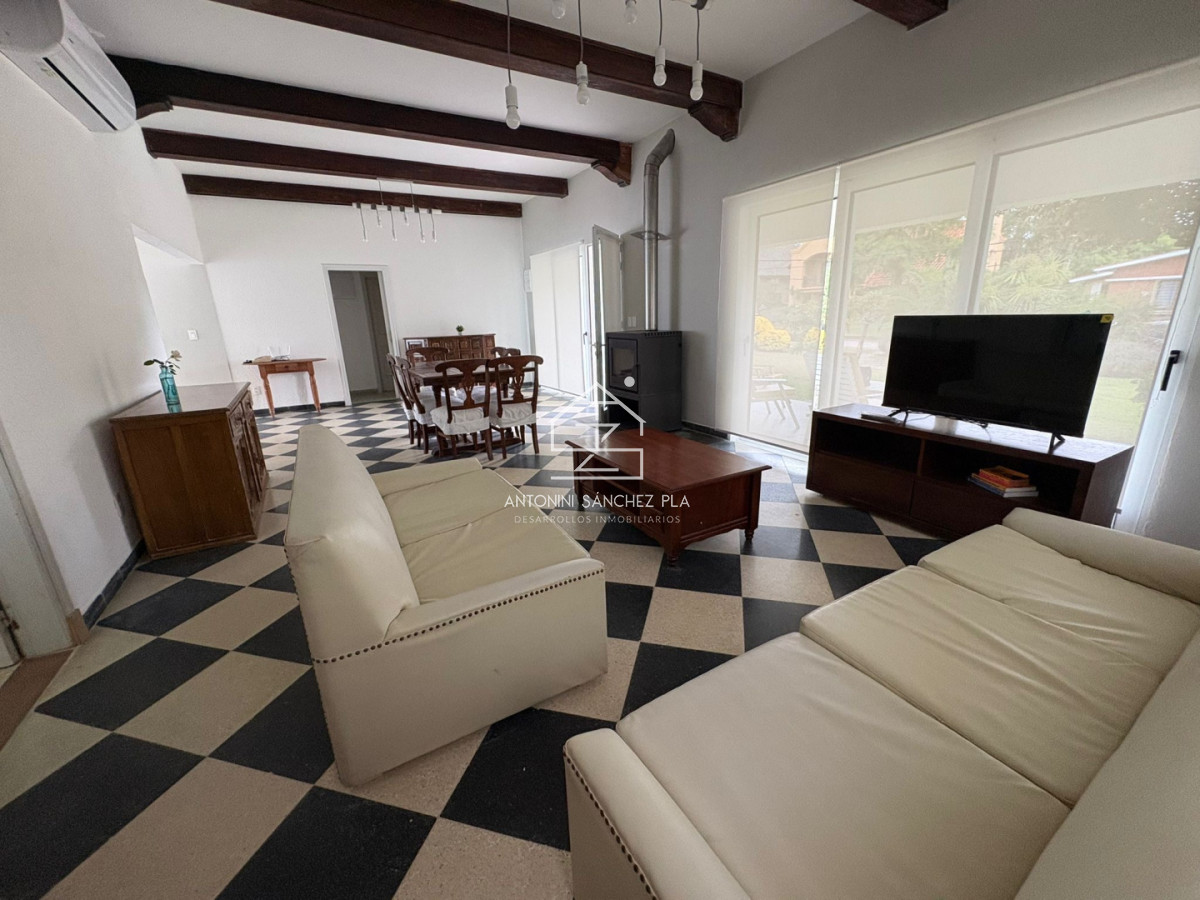 Casa ID.3970 - Alquiler anual casa de 3 dormitorios en Mansa, Punta del Este