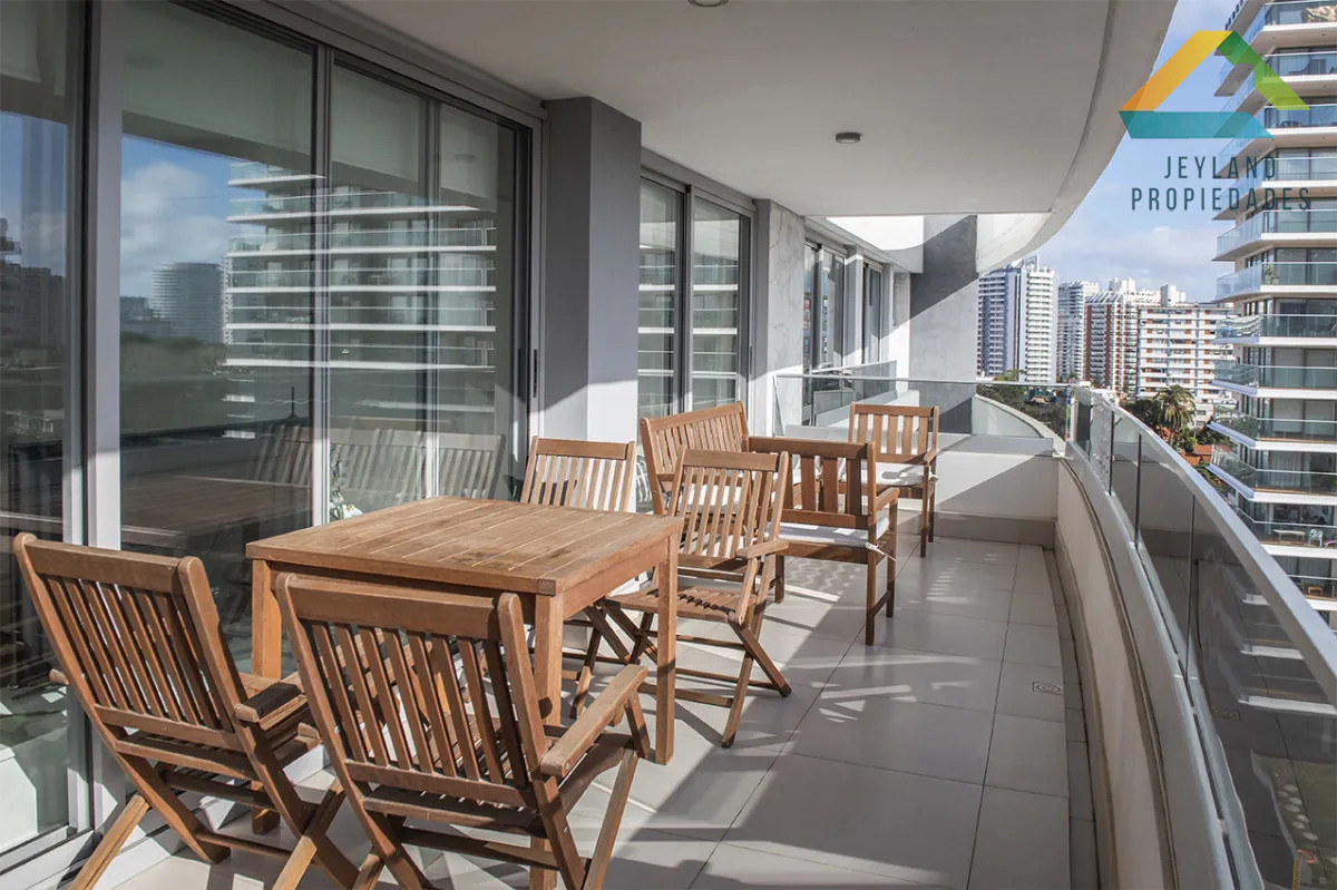Apartamento ID.239 - Venta Apartamento 3 dormitorios, Playa Brava, Punta Del Este 