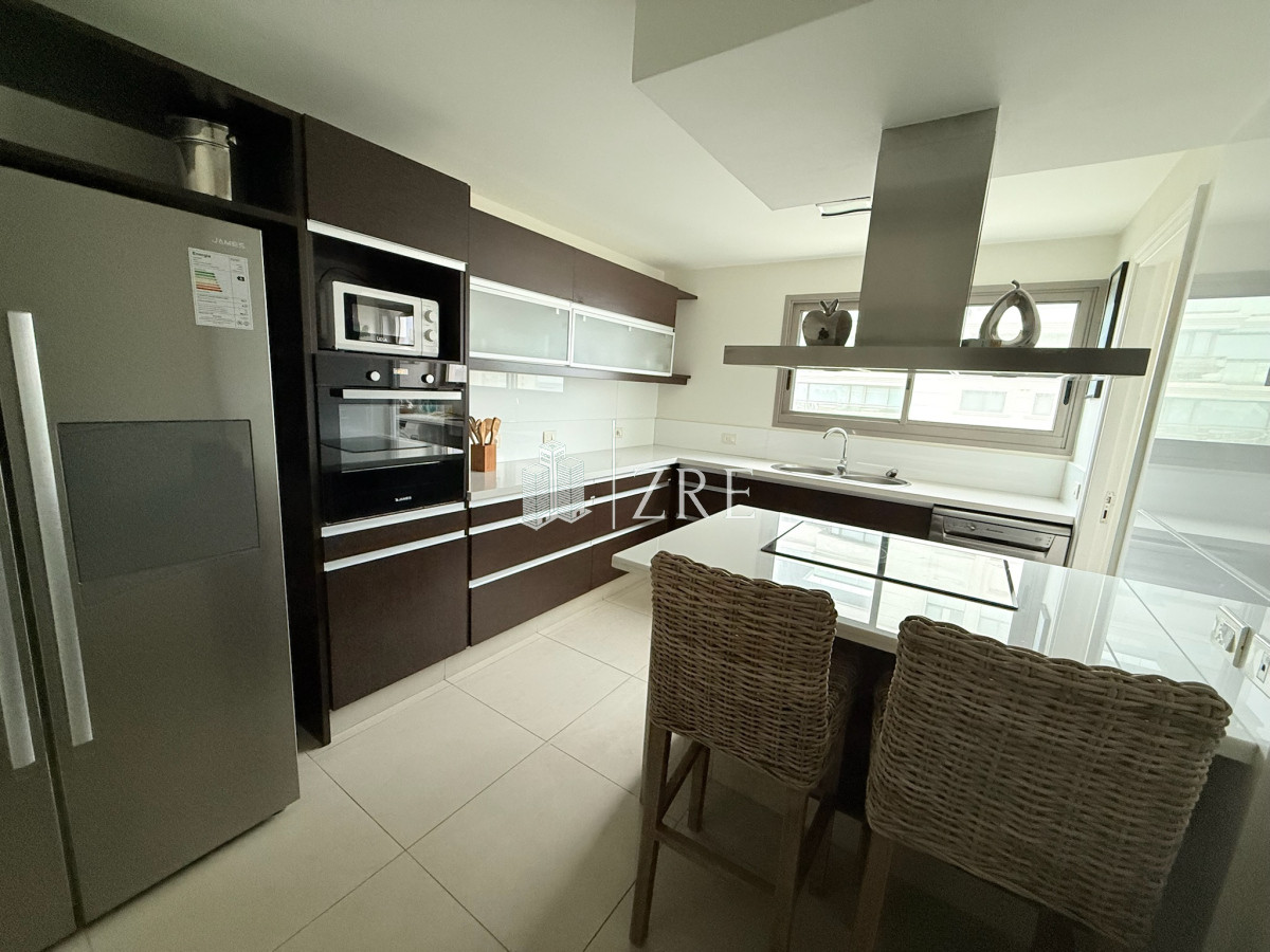 Apartamento ID.920 - Venta y alquiler apartamento 4 dormitorios en playa Brava, Punta del Este