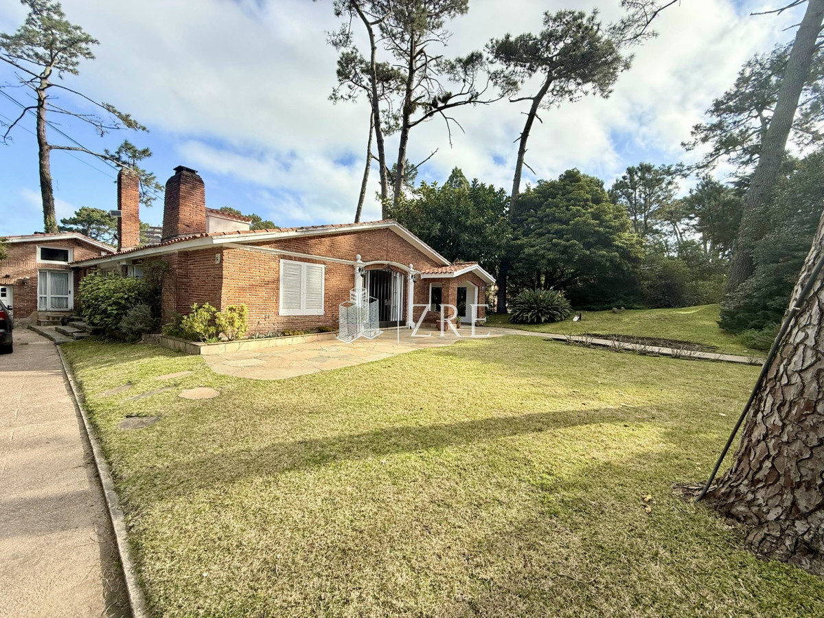 Casa ID.899 - Venta Casa de 5 dormitorios, Punta Del Este