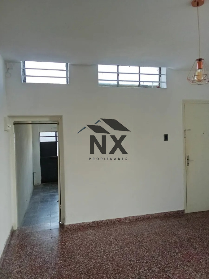 Apartamento ID.24 - Alquiler Apartamento tipo Casa 2 Dormitorios En Pocitos, Terraza, Patio T