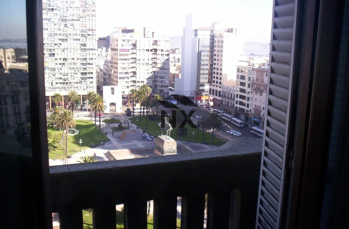 Apartamento ID.51 - Alquiler Apartamento 2 Dormitorios Ciudad Vieja en Palacio Salvo, T