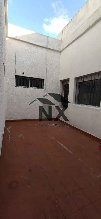 Apartamento ID.24 - Alquiler Apartamento tipo Casa 2 Dormitorios En Pocitos, Terraza, Patio T