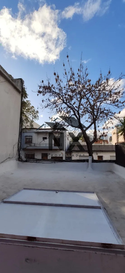 Apartamento ID.24 - Alquiler Apartamento tipo Casa 2 Dormitorios En Pocitos, Terraza, Patio T