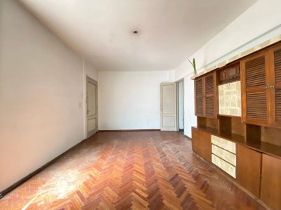 Venta Apartamento 2 Dormitorios y Servicio, Centro, T