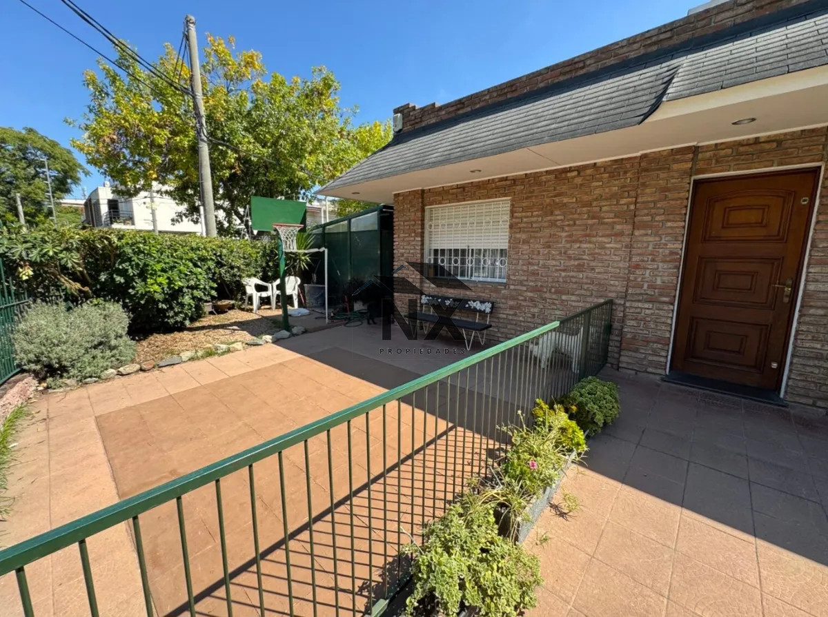 Casa ID.141 - Venta Casa 3 Dormitorios Parrillero en Patio 2 Garage Malvin, T