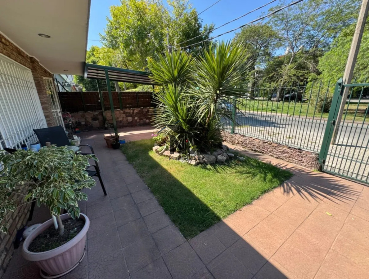 Casa ID.141 - Venta Casa 3 Dormitorios Parrillero en Patio 2 Garage Malvin, T