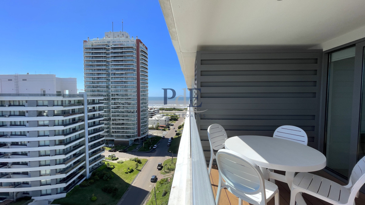 Apartamento en venta a 150 mts del Mar, en playa Brava !.