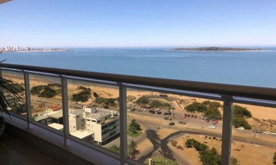 Apartamento en venta en Torre lujosa de Playa Mansa. Piso Alto !!