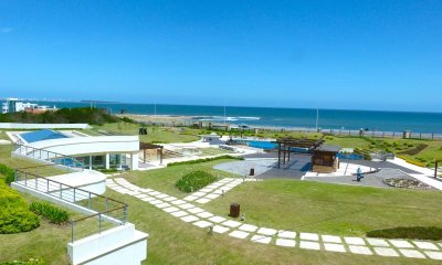 Exclusivo y lujoso apartamento en venta en complejo frente al mar.