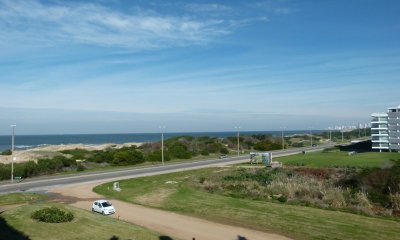 Departamento en venta en primera fila de playa mansa, parada 7.