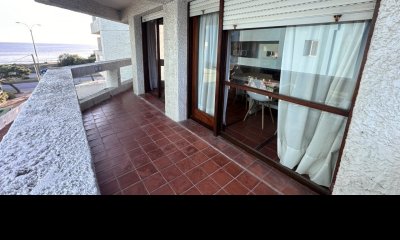 Apartamento en venta en Playa Mansa de Punta del Este con 2 dormitorios y medio.