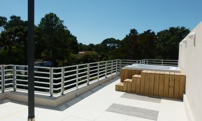 Apartamento en venta en Primera fila de Playa Mansa con parrillero y estufa a leña !