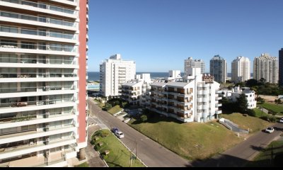 Excepcional apartamento en venta ideal para vivir todo el año. Ubicación, amenities, sol !!