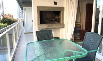 Apartamento en venta en Playa Mansa, con parrillero propio.
