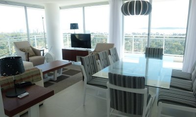Apartamento en venta en Torre de categoría en Playa Brava.