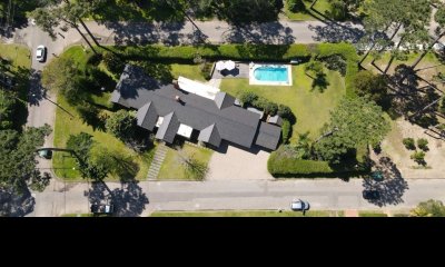 Casa en venta en Playa Mansa en privilegiada ubicación, una manzana sólo para ella.