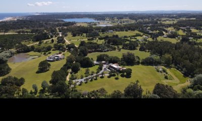 Chacra en venta de 5 Has con importante casa a sólo 1,5 Km del Mar en Punta Piedras. Punta del Este