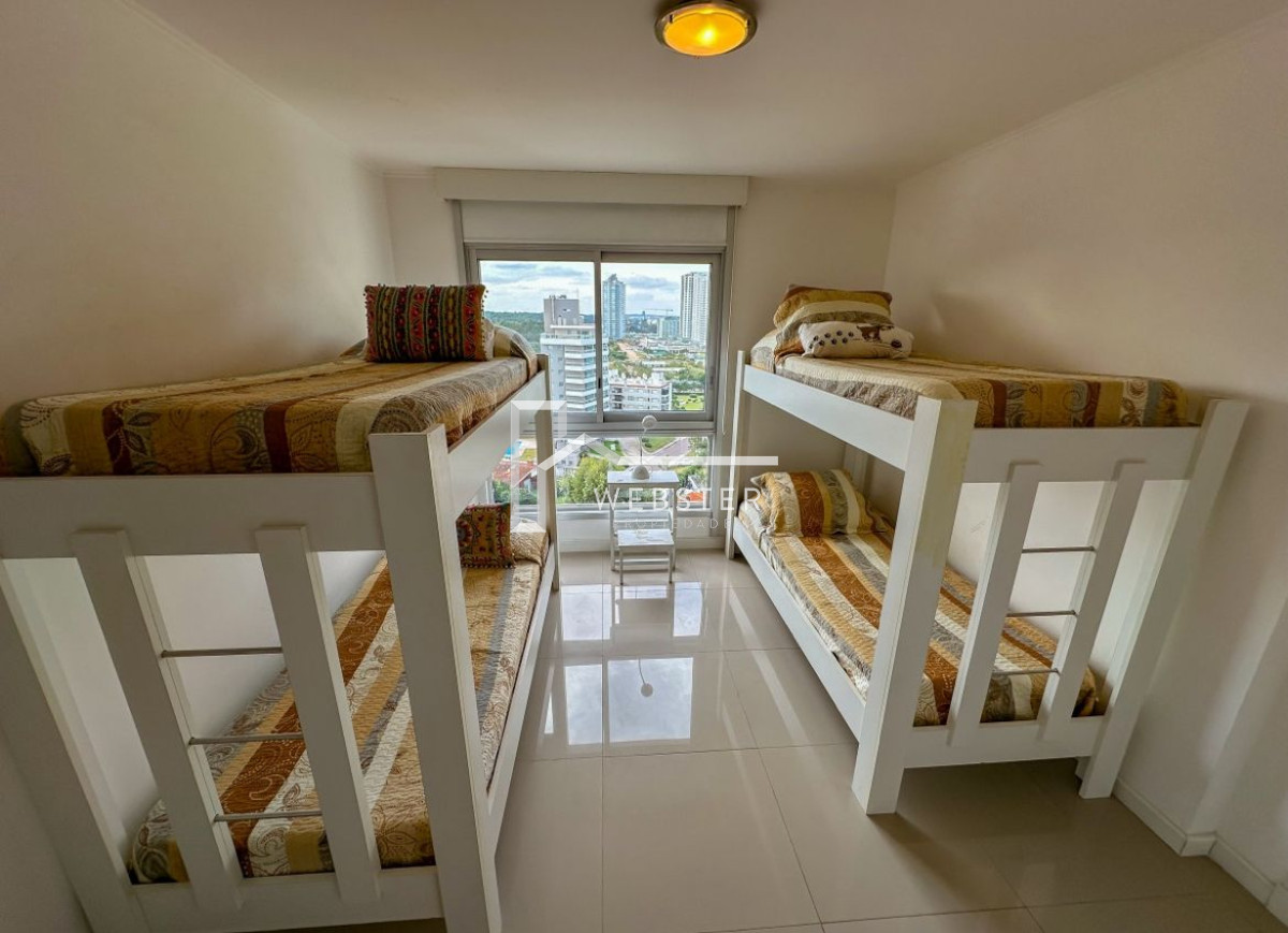 Apartamento ID.2483 - Apto en playa brava 3 dormitorios, vista a la Brava, edificio con servicios