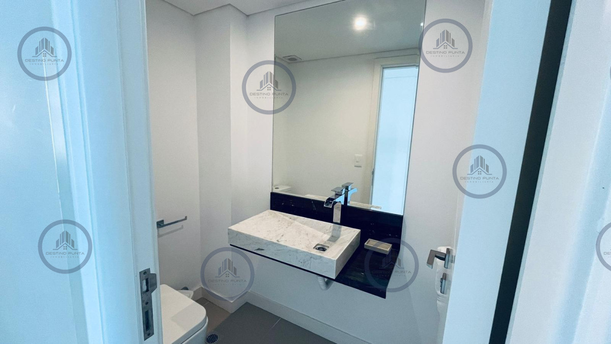Apartamento ID.2863 - Apartamento de 2 Dormitorios con vista al mar y parrillero propio sobre Playa Mansa