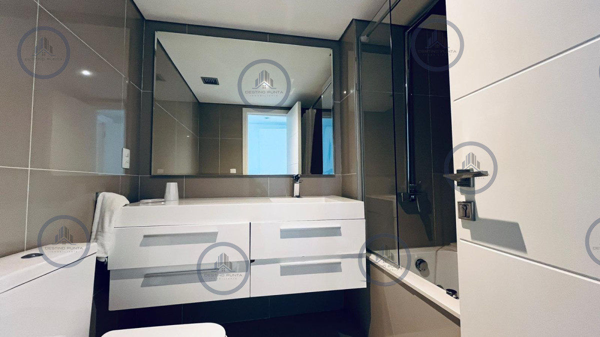 Apartamento ID.2863 - Apartamento de 2 Dormitorios con vista al mar y parrillero propio sobre Playa Mansa
