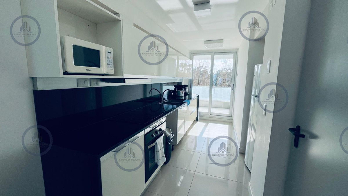 Apartamento ID.2863 - Apartamento de 2 Dormitorios con vista al mar y parrillero propio sobre Playa Mansa