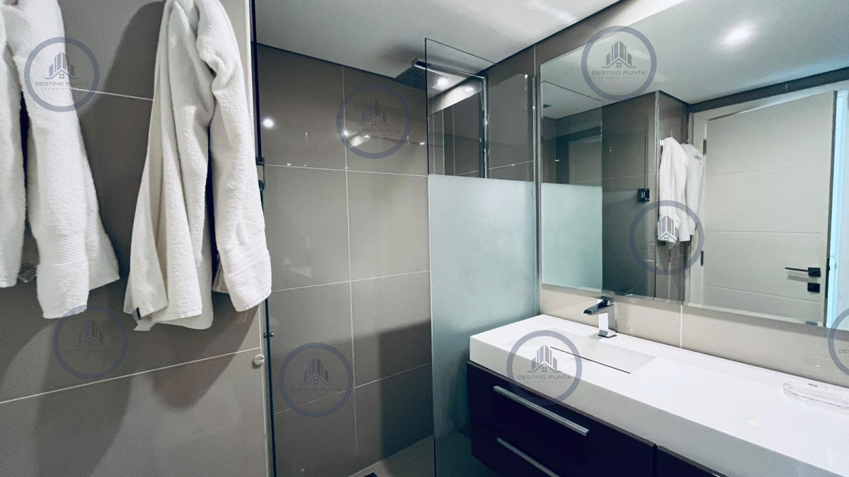 Apartamento ID.2863 - Apartamento de 2 Dormitorios con vista al mar y parrillero propio sobre Playa Mansa