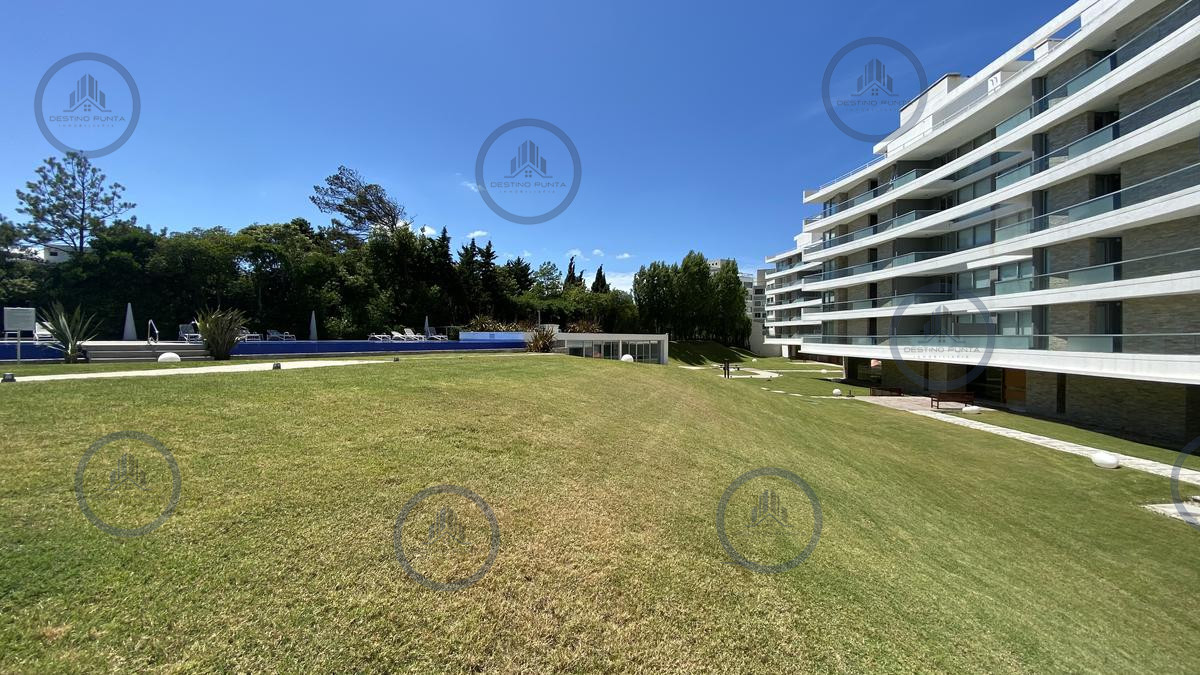 Apartamento ID.2863 - Apartamento de 2 Dormitorios con vista al mar y parrillero propio sobre Playa Mansa