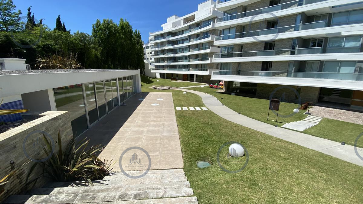 Apartamento ID.2863 - Apartamento de 2 Dormitorios con vista al mar y parrillero propio sobre Playa Mansa