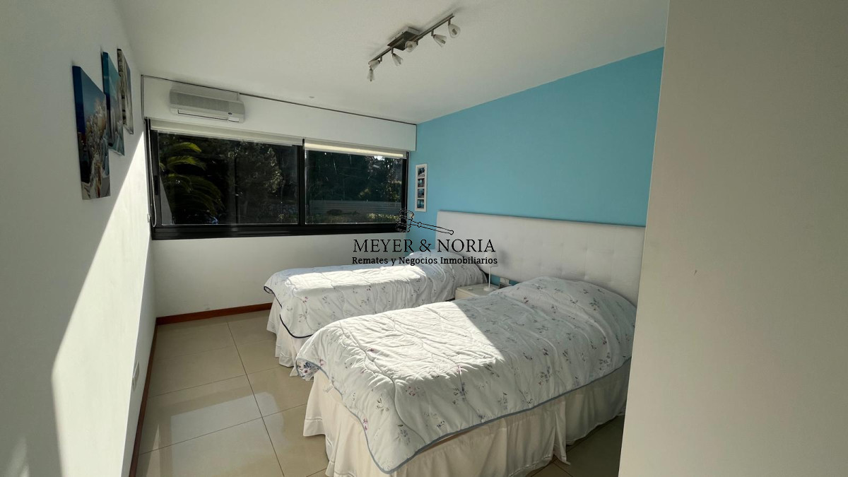 Apartamento ID.51 - Apto en Playa Brava, 3 suite mas dep y baño de servio, terraza con parrillero, servicios