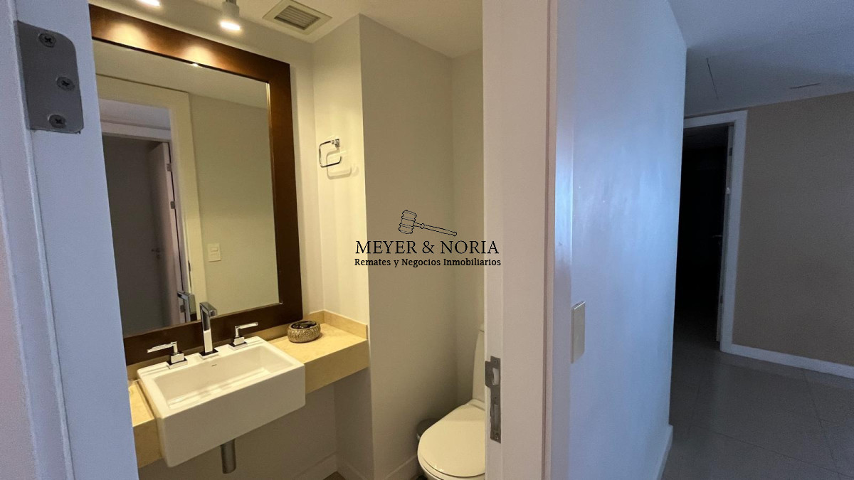 Apartamento ID.118 - Torre de alta gama, 2 dorm más servicio- Playa Mansa