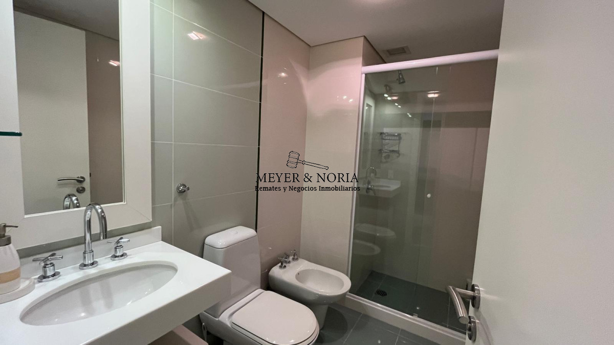 Apartamento ID.118 - Torre de alta gama, 2 dorm más servicio- Playa Mansa