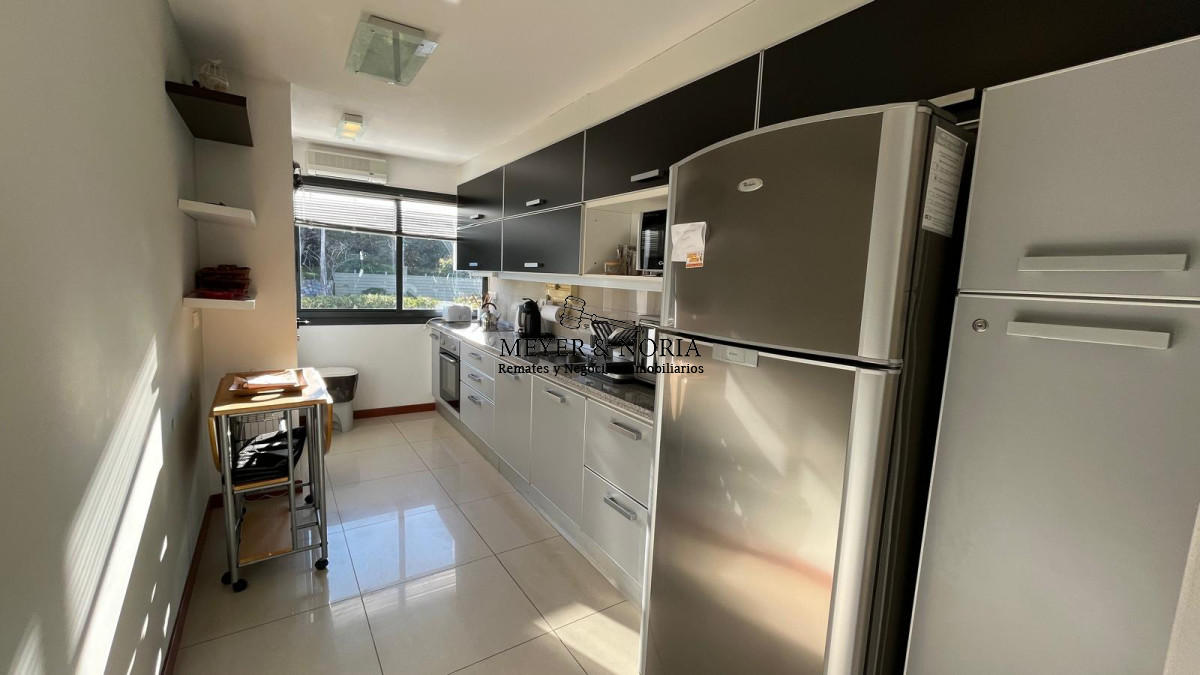 Apartamento ID.51 - Apto en Playa Brava, 3 suite mas dep y baño de servio, terraza con parrillero, servicios