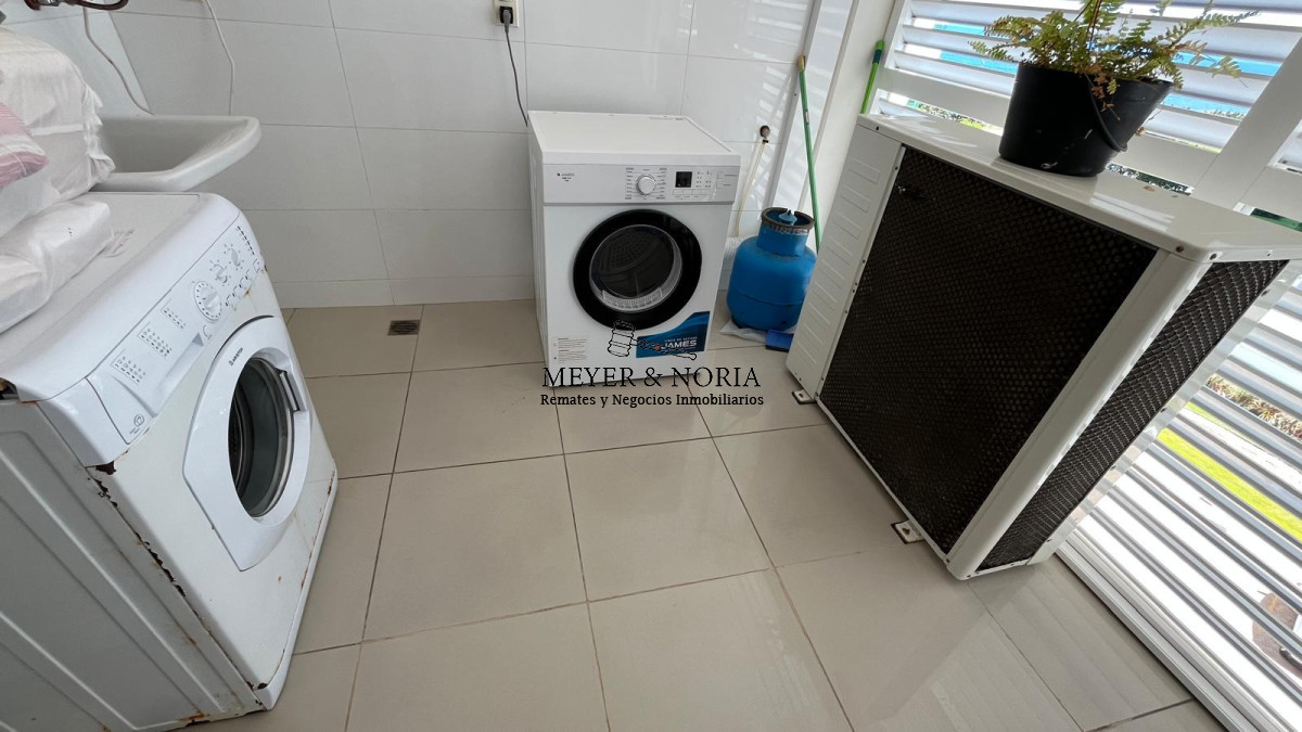 Apartamento ID.118 - Torre de alta gama, 2 dorm más servicio- Playa Mansa