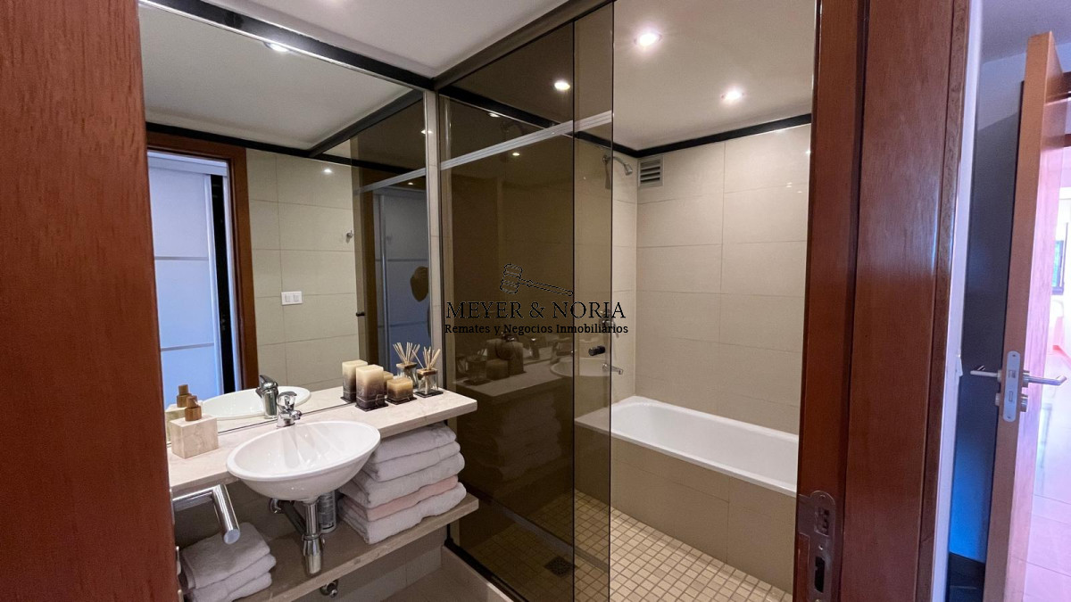 Apartamento ID.51 - Apto en Playa Brava, 3 suite mas dep y baño de servio, terraza con parrillero, servicios