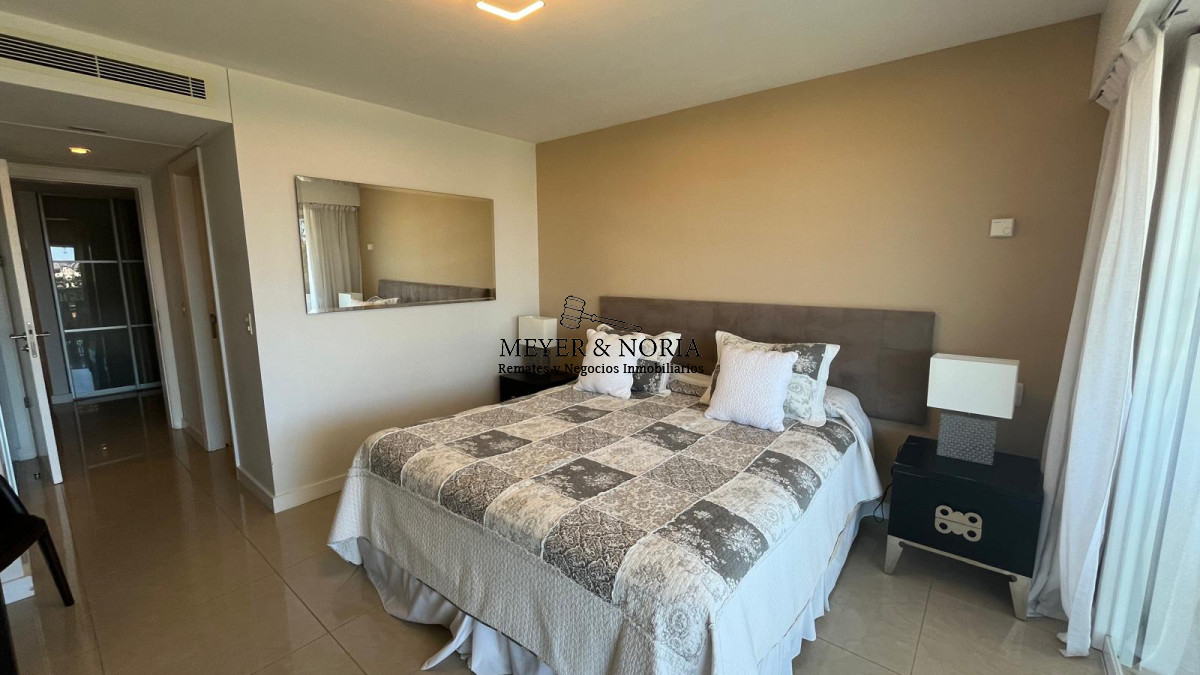 Apartamento ID.118 - Torre de alta gama, 2 dorm más servicio- Playa Mansa