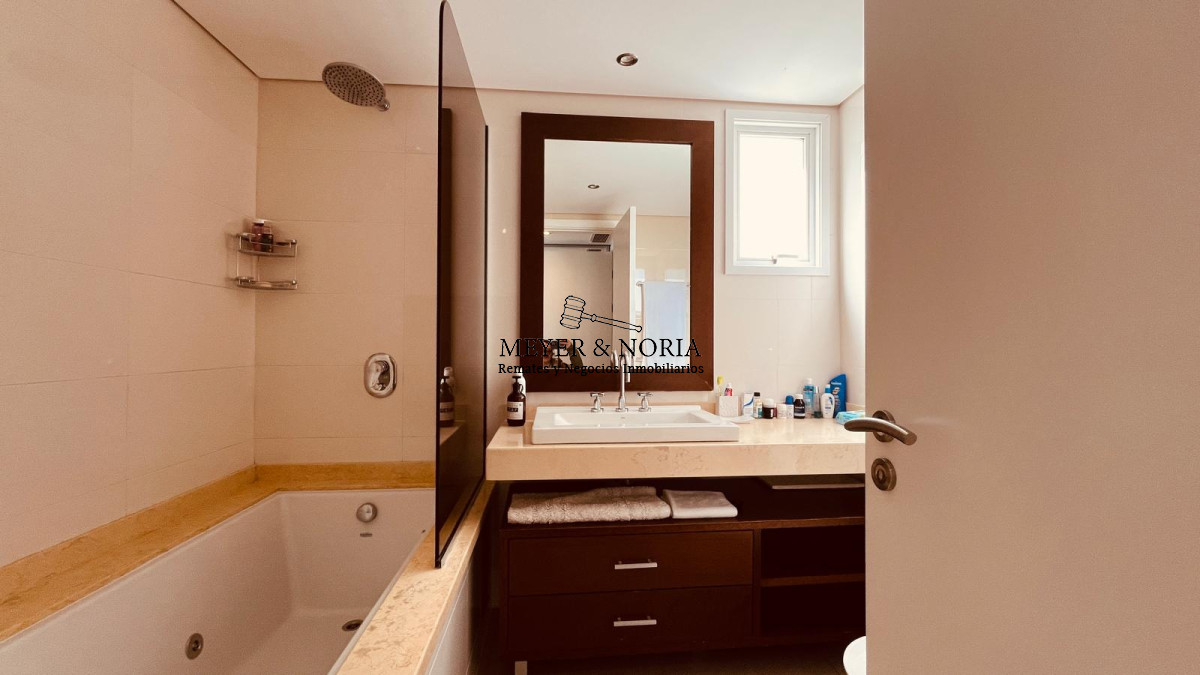 Apartamento ID.63 - Alquiler Aquarela, esquinero a Punta Ballena, 3 suites mas dependencia y baño de servicio