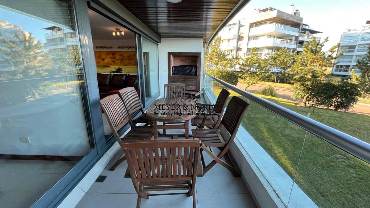 Apartamento ID.51 - Apto en Playa Brava, 3 suite mas dep y baño de servio, terraza con parrillero, servicios