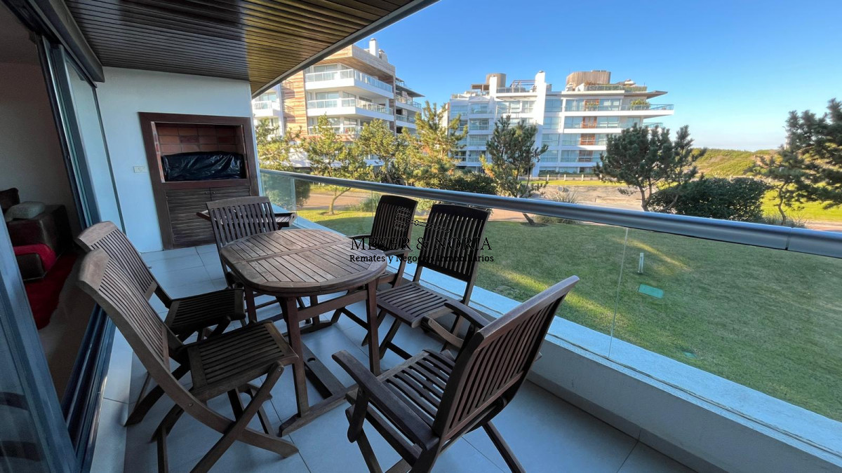 Apartamento ID.51 - Apto en Playa Brava, 3 suite mas dep y baño de servio, terraza con parrillero, servicios